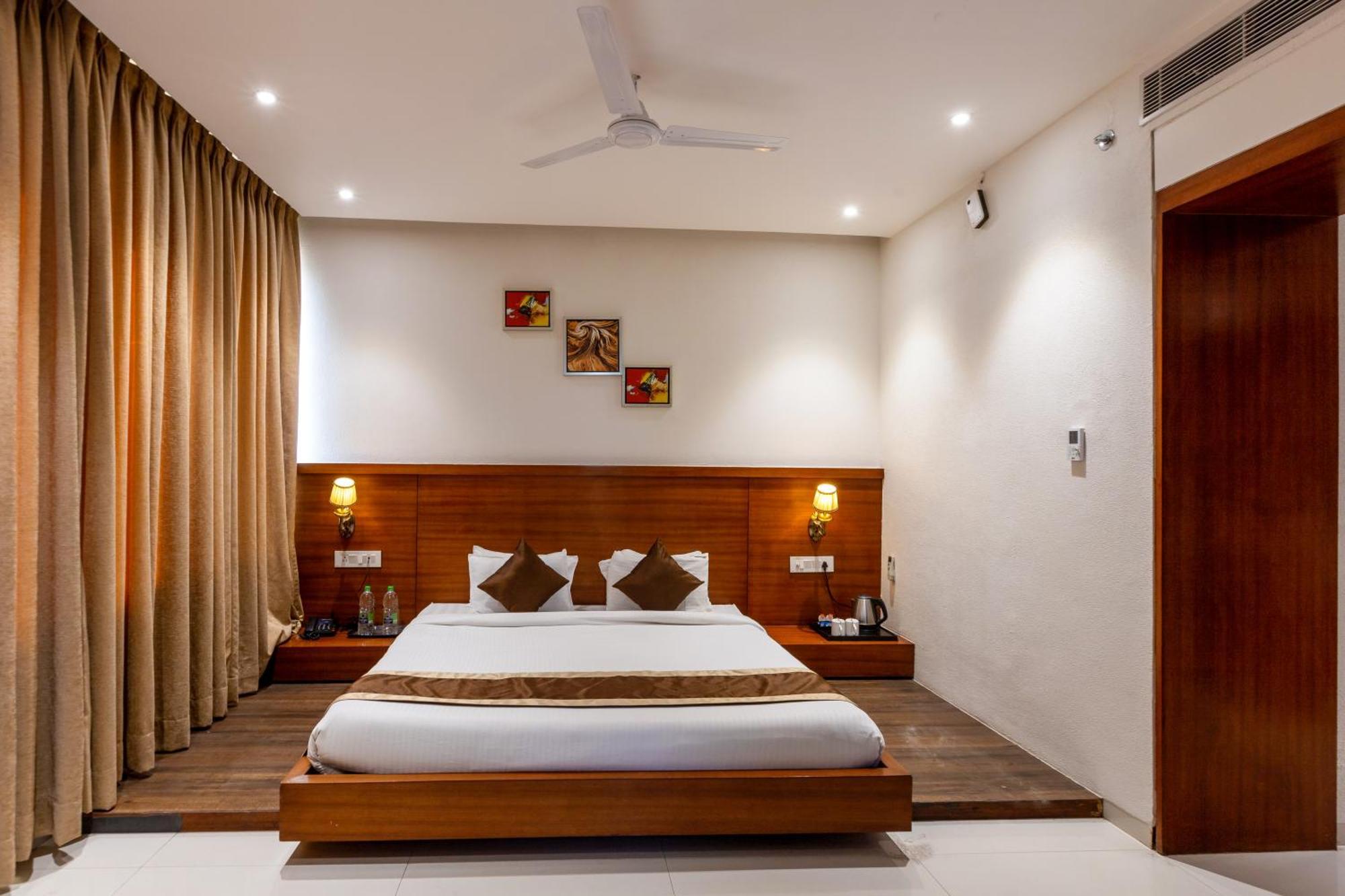 Hotel The Chandra Leela Indore