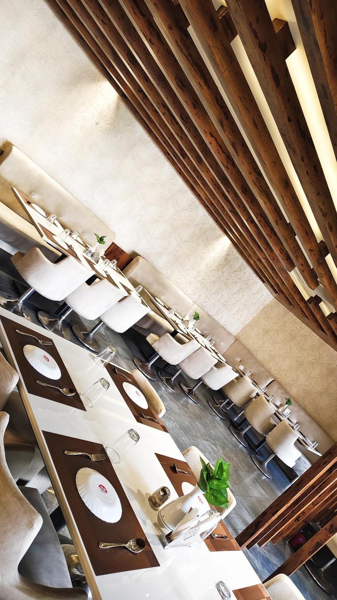The Chandra Leela Hotel 4*
